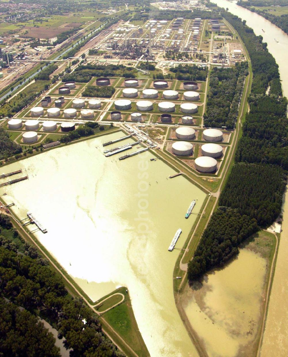 Aerial photograph Eggenstein-Leopoldshafen - 27.08.2005 Eggenstein-Leopoldshafen; Der Ölhafen bei Neureut dient der Verladung von Ölprodukten (auch gasförmigen) aus der Raffinerie auf Tankschiffe. Er liegt außendeichs, der Rheinhauptdeich umschließt das Hafenbecken unmittelbar.