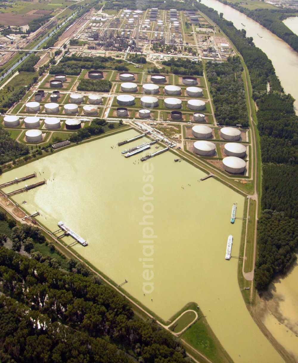 Aerial image Eggenstein-Leopoldshafen - 27.08.2005 Eggenstein-Leopoldshafen; Der Ölhafen bei Neureut dient der Verladung von Ölprodukten (auch gasförmigen) aus der Raffinerie auf Tankschiffe. Er liegt außendeichs, der Rheinhauptdeich umschließt das Hafenbecken unmittelbar.