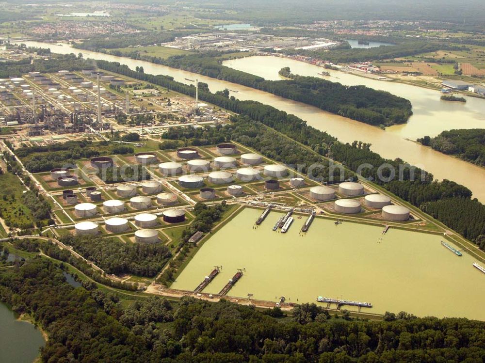 Aerial photograph Eggenstein-Leopoldshafen - 27.08.2005 Eggenstein-Leopoldshafen; Der Ölhafen bei Neureut dient der Verladung von Ölprodukten (auch gasförmigen) aus der Raffinerie auf Tankschiffe. Er liegt außendeichs, der Rheinhauptdeich umschließt das Hafenbecken unmittelbar.