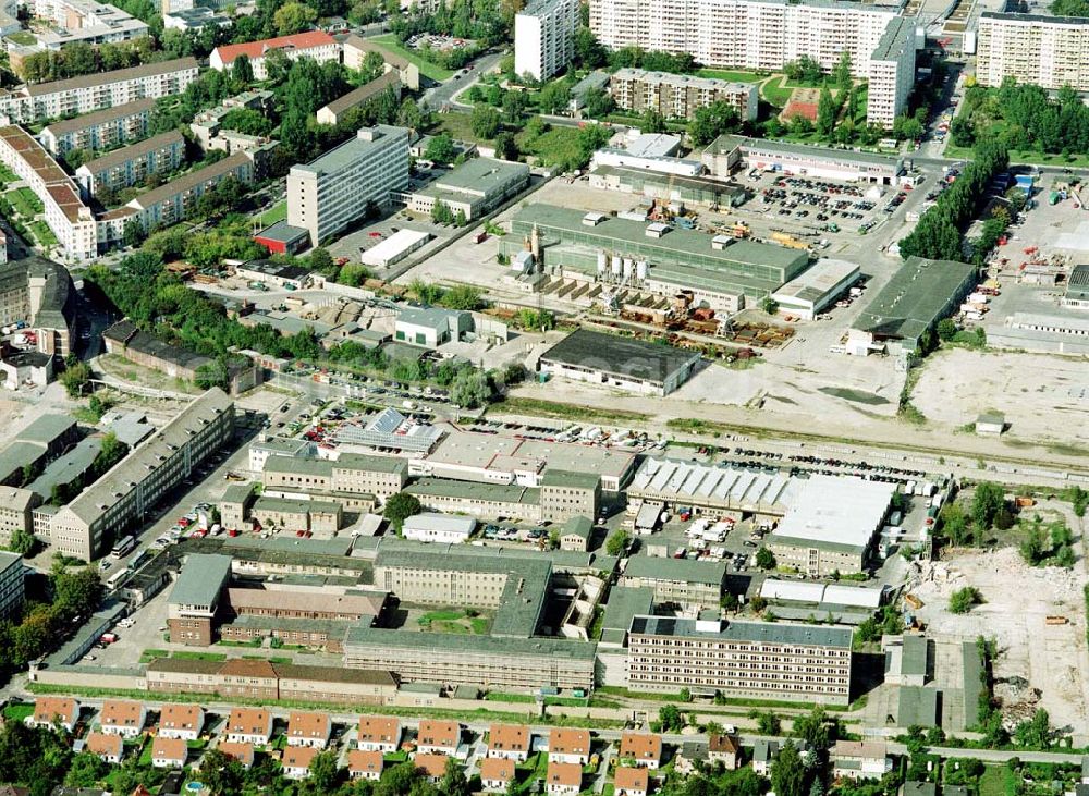 Aerial image Berlin - Hohenschönhausen - ehem. MfS-Dienststelle / Untersuchungsgefängniss an der Gensler Straße in Berlin - Hohenschönhausen mit angrenzendem Gewerbegebiet und Wohnneubaugebiet Lichtenauer Straße