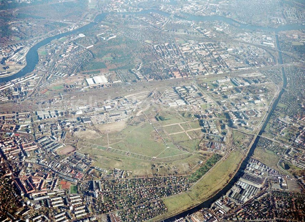 Aerial image Berlin - Adlershof - Ehem. Flugplatz Johannisthal mit dem Gewerbegebiet WISTAS Berlin - Adlershof mit Ringteilchenbeschleuniger BESSY II.