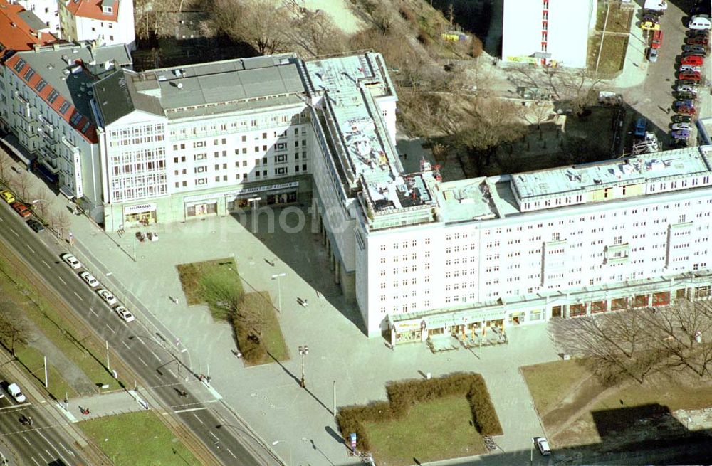 Aerial photograph Berlin-Friedrichshain - Ehem: Haus des Kindes, Gebrauchtwarenkaufhaus am Strausberger Platz / Frankfurter Allee in Berlin-Friedrichshain