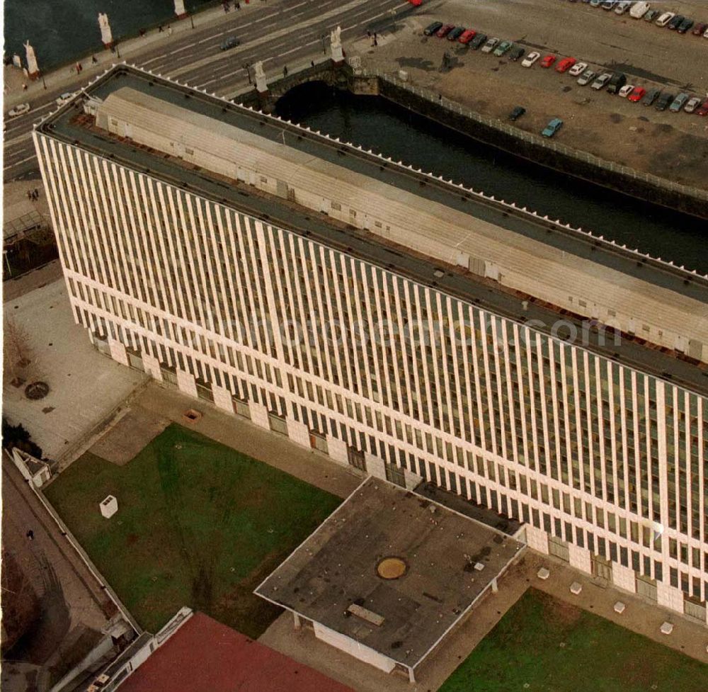 Berlin from the bird's eye view: Ehemalieges Gebäude des Ausenministerium der DDR am Marx - Engels Platz Berlin Mitte 02.1995