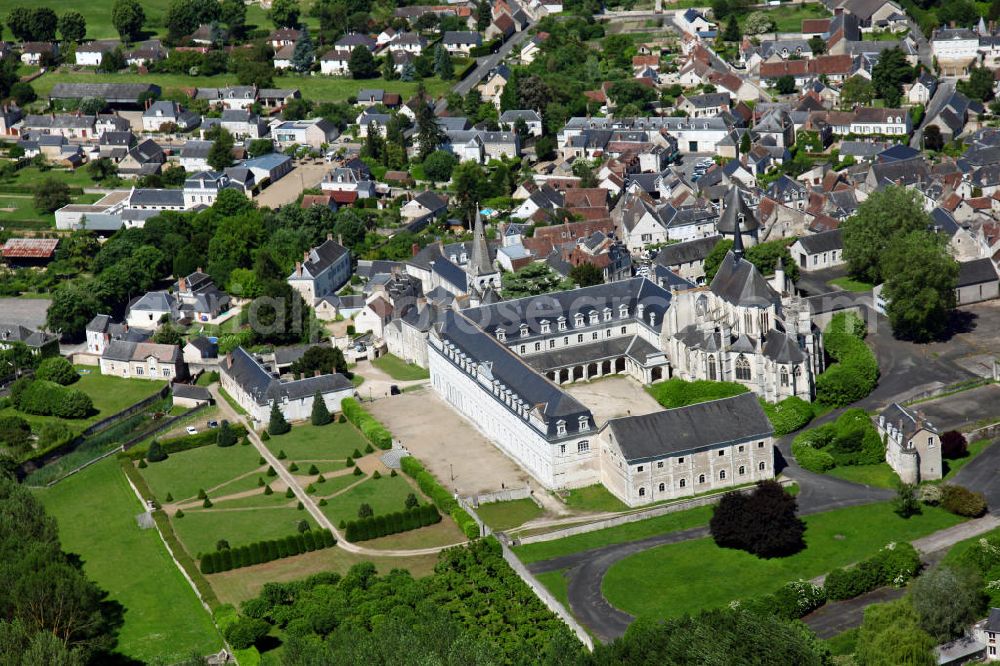 Pontlevoy from the bird's eye view: Blick auf die Ortschaft Pontlevoy und die ehemalige Benediktinerabtei im französischen Département Loir-et-Cher. Die Abtei wurde im 11. Jahrhundert gegründet und nach der Zerstörung im 18. Jahrhundert wieder aufgebaut. Sie dient heute als Schule für amerikanische Gaststudenten. View to the french village Pontlevoy and the former Benedictine Abbey which is now used as an school for american guest students.