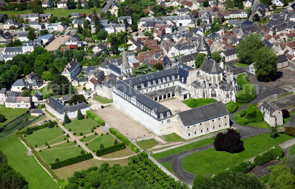 Aerial image Pontlevoy - Blick auf die Ortschaft Pontlevoy und die ehemalige Benediktinerabtei im französischen Département Loir-et-Cher. Die Abtei wurde im 11. Jahrhundert gegründet und nach der Zerstörung im 18. Jahrhundert wieder aufgebaut. Sie dient heute als Schule für amerikanische Gaststudenten. View to the french village Pontlevoy and the former Benedictine Abbey which is now used as an school for american guest students.