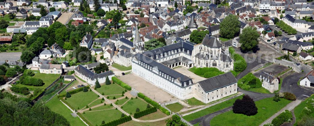 Aerial photograph Pontlevoy - Blick auf die Ortschaft Pontlevoy und die ehemalige Benediktinerabtei im französischen Département Loir-et-Cher. Die Abtei wurde im 11. Jahrhundert gegründet und nach der Zerstörung im 18. Jahrhundert wieder aufgebaut. Sie dient heute als Schule für amerikanische Gaststudenten. View to the french village Pontlevoy and the former Benedictine Abbey which is now used as an school for american guest students.