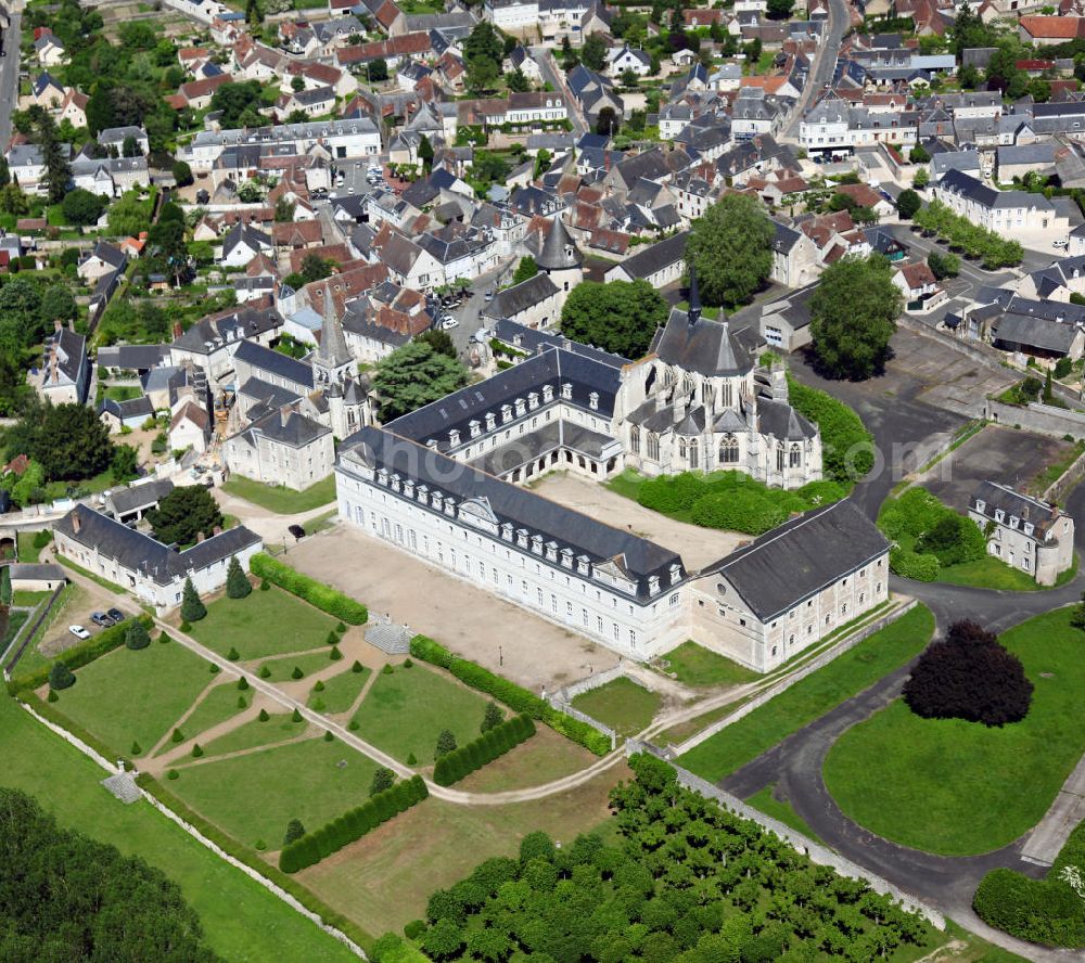 Pontlevoy from above - Blick auf die Ortschaft Pontlevoy und die ehemalige Benediktinerabtei im französischen Département Loir-et-Cher. Die Abtei wurde im 11. Jahrhundert gegründet und nach der Zerstörung im 18. Jahrhundert wieder aufgebaut. Sie dient heute als Schule für amerikanische Gaststudenten. View to the french village Pontlevoy and the former Benedictine Abbey which is now used as an school for american guest students.