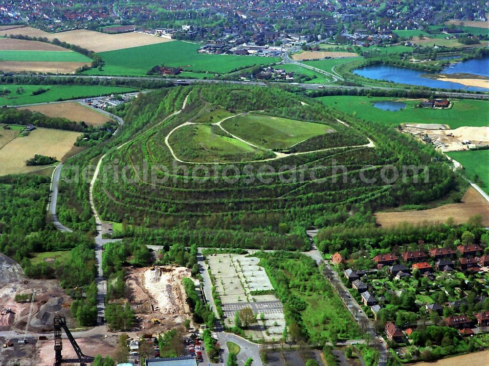 Moers from the bird's eye view: Former mining heap dump Pattberg the colliery in Moers Repelen in North Rhine-Westphalia