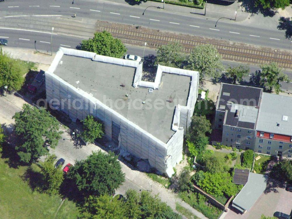 Aerial photograph Berlin-Karlshorst - Blick auf das Gebäude der ehemaligen lybischen Botschaft in der DDR an der Treskowallee in Berlin-Karlshorst, welches zur Zeit restauriert wird.