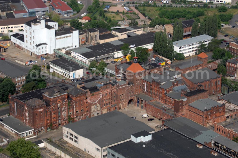 Dessau from above - Blick auf die ehemalige Brauerei zu Dessau in Sachsen - Anhalt. Der älteste Teil der Brauereigebäude entstand bereits um 1850 rum. Die letzten Gebäude wurden um 1900 errichtet. Der denkmalgeschütze Komplex soll klimafreundlich saniert werden und sich zu einem Kulturort der Stadt entwickeln. Geplant ist eine Ansiedlung von Wissenschaft, Wirtschaft, Kultur, Kunst und Gastronomie, sowie Sport. Kontakt: Brauhaus Verein Dessau e.V., Brauereistraße 1 - 2, 06847 Dessau, Geschäftsführer: Thomas Busch, Tel. +49(0)340 571130 1, Fax +49(0)340 571130 2, Email: BrauhausDessau@aol.com