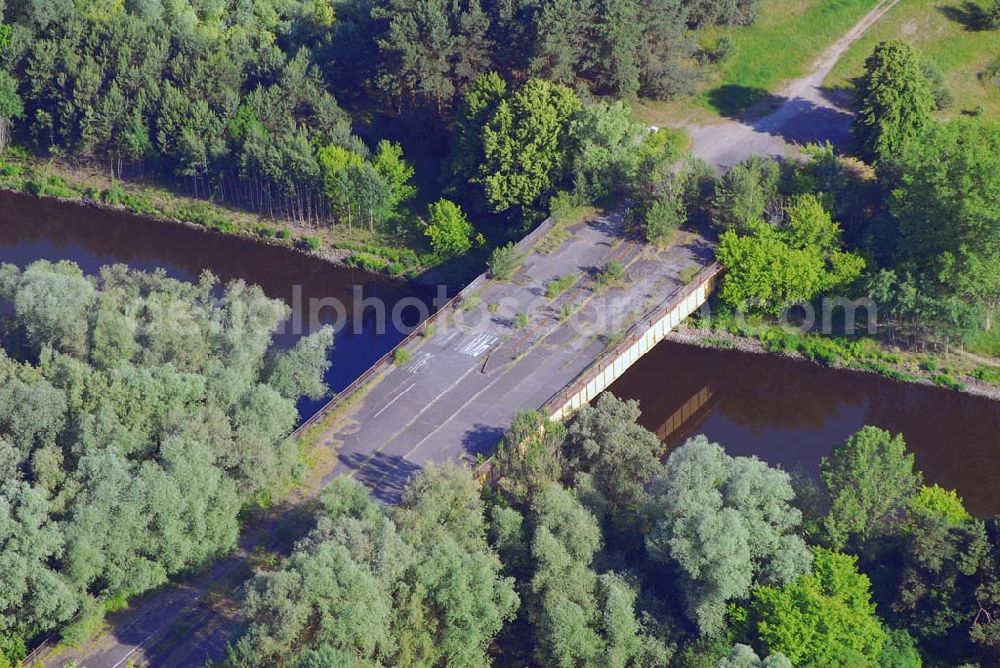 Kleinmachnow from above - Blick auf Die ehemalige DDR-Autobahnbrücke auf der früheren Transitstrecke über den Teltowkanal bei Keinmachnow soll von der Bundesstraßenverwaltung - um Unterhaltskosten einzusparen - an Berlin und Stahnsdorf verkauft werden. Bevor der ehemalige DDR-Kontrollpunkt Dreilinden in den 1970-er Jahren neu ausgebaut wurde, war die alte Brücke die Hauptverbindungsstrecke zwischen Berlin und dem Süden Deutschlands