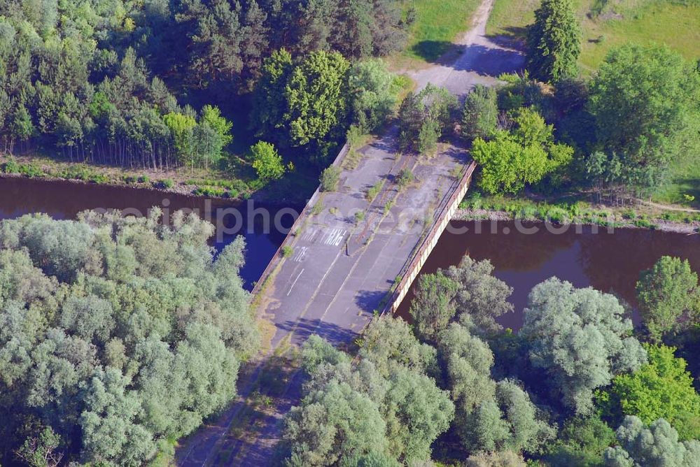 Kleinmachnow from the bird's eye view: Blick auf Die ehemalige DDR-Autobahnbrücke auf der früheren Transitstrecke über den Teltowkanal bei Keinmachnow soll von der Bundesstraßenverwaltung - um Unterhaltskosten einzusparen - an Berlin und Stahnsdorf verkauft werden. Bevor der ehemalige DDR-Kontrollpunkt Dreilinden in den 1970-er Jahren neu ausgebaut wurde, war die alte Brücke die Hauptverbindungsstrecke zwischen Berlin und dem Süden Deutschlands