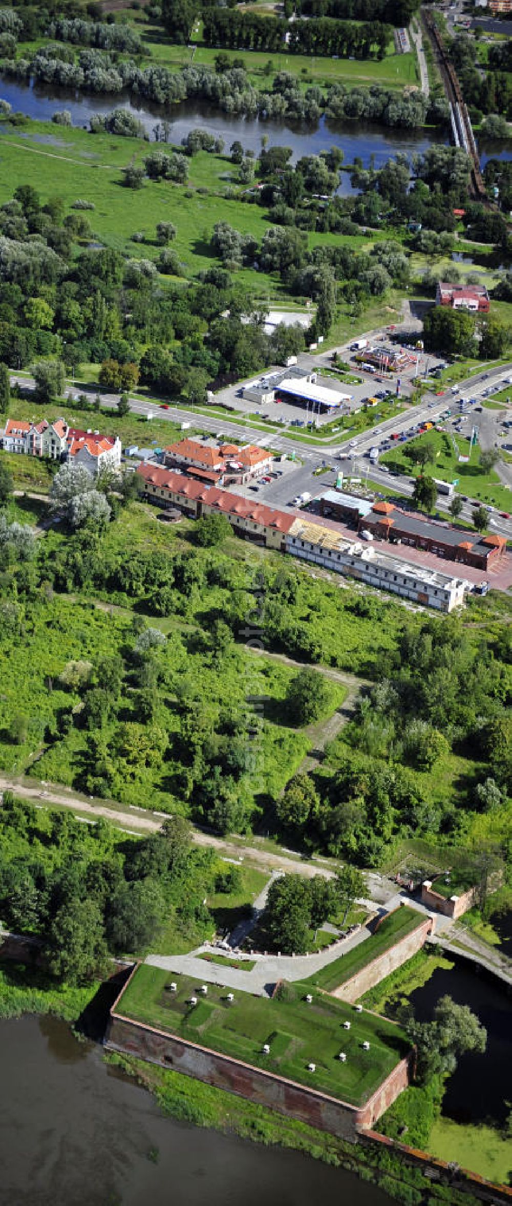 Aerial photograph Kostrzyn / Küstrin - Blick auf die Festunganlagen und das Gelände der Altstadt von Küstrin. Die Festungswerke umgaben die Altstadt, die im 2. Weltkrieg nahezu vollständig zerstört und nicht wieder aufgebaut wurde. Heute sind hier noch der Grundriss und Fundamente der Stadt zu erkennen. View of the fortress and the area of the old town of Kostrzyn. The fortifications surrounding the Old City, which was almost completely destroyed in World War II and was never rebuilt. Today here are the groundplans and foundations to recognize the city.