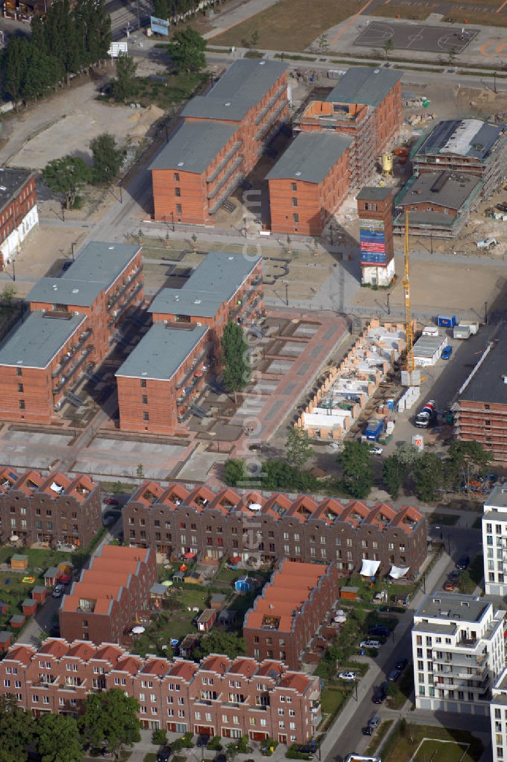 Berlin from above - Blick auf die ehemaligen Gebäude der Justizvollzugsanstalt in der Rummelsburger Bucht in Berlin. Die Maruhn Immobiliengruppe errichtet hier derzeit 150 Eigentumswohnungen in bestehenden Altbauten. Die Bauten befinden sich auf dem Gelände der denkmalgeschützten ehemaligen Haftanstalt Rummelsburg in Berlin-Lichtenberg, errichtet 1878/79 von Hermann Blankenstein. Einbezogen in die jetzt beginnende Bautätigkeit werden sechs so genannte Verwahrhäuser des Gefängnisses, der Turm des ehemaligen Heizhauses, das Wäschereigebäude sowie das einstige Lazarett. In den Verwahrbauten entstehen Wohnungen von 42 bis 136 Quadratmetern Fläche. Investiert werden 40 Millionen Euro. Die Baumaßnahmen sollen 2008/09 abgeschlossen sein. Kontakt Immobiliengruppe: Maruhn Immobilien GmbH & Co., Nürnberger Straße 45, 10789 Berlin, Tel. +49(0)30 422012 20, Fax +49(0)30 422012 40, Email: detlef.maruhn@maruhn-immobilien.de, Geschäftsführer: Detlef Maruhn