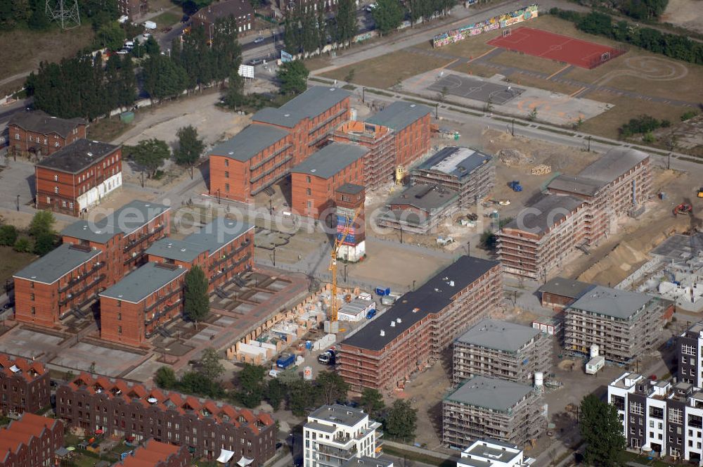 Aerial photograph Berlin - Blick auf die ehemaligen Gebäude der Justizvollzugsanstalt in der Rummelsburger Bucht in Berlin. Die Maruhn Immobiliengruppe errichtet hier derzeit 150 Eigentumswohnungen in bestehenden Altbauten. Die Bauten befinden sich auf dem Gelände der denkmalgeschützten ehemaligen Haftanstalt Rummelsburg in Berlin-Lichtenberg, errichtet 1878/79 von Hermann Blankenstein. Einbezogen in die jetzt beginnende Bautätigkeit werden sechs so genannte Verwahrhäuser des Gefängnisses, der Turm des ehemaligen Heizhauses, das Wäschereigebäude sowie das einstige Lazarett. In den Verwahrbauten entstehen Wohnungen von 42 bis 136 Quadratmetern Fläche. Investiert werden 40 Millionen Euro. Die Baumaßnahmen sollen 2008/09 abgeschlossen sein. Kontakt Immobiliengruppe: Maruhn Immobilien GmbH & Co., Nürnberger Straße 45, 10789 Berlin, Tel. +49(0)30 422012 20, Fax +49(0)30 422012 40, Email: detlef.maruhn@maruhn-immobilien.de, Geschäftsführer: Detlef Maruhn