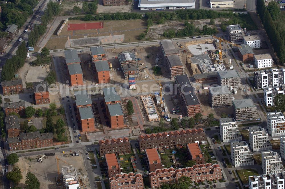 Berlin from the bird's eye view: Blick auf die ehemaligen Gebäude der Justizvollzugsanstalt in der Rummelsburger Bucht in Berlin. Die Maruhn Immobiliengruppe errichtet hier derzeit 150 Eigentumswohnungen in bestehenden Altbauten. Die Bauten befinden sich auf dem Gelände der denkmalgeschützten ehemaligen Haftanstalt Rummelsburg in Berlin-Lichtenberg, errichtet 1878/79 von Hermann Blankenstein. Einbezogen in die jetzt beginnende Bautätigkeit werden sechs so genannte Verwahrhäuser des Gefängnisses, der Turm des ehemaligen Heizhauses, das Wäschereigebäude sowie das einstige Lazarett. In den Verwahrbauten entstehen Wohnungen von 42 bis 136 Quadratmetern Fläche. Investiert werden 40 Millionen Euro. Die Baumaßnahmen sollen 2008/09 abgeschlossen sein. Kontakt Immobiliengruppe: Maruhn Immobilien GmbH & Co., Nürnberger Straße 45, 10789 Berlin, Tel. +49(0)30 422012 20, Fax +49(0)30 422012 40, Email: detlef.maruhn@maruhn-immobilien.de, Geschäftsführer: Detlef Maruhn