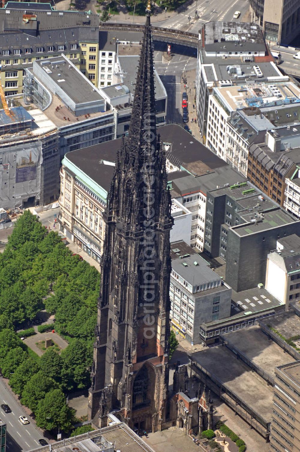 Hamburg from the bird's eye view: Blick auf die ehemalige Hauptkirche St. Nikolai im Stadtteil Hamburg-Harvestehude. St. Nikolai ist eine Kirchenruine, ein Mahnmal und eine bedeutende architektonische Sehenswürdigkeit der Stadt Hamburg. Der heutige Zustand der Nikolaikirche ist das Ergebnis von Luftangriffen im Zweiten Weltkrieg, des weitgehenden Abrisses im Jahre 1951 sowie von Sanierungsarbeiten in den 1990er Jahren. View of the former main church of St. Nicholas in the district of Hamburg-Harvestehude. St. Nicholas is a church ruin, a memorial and an important architectural monument in the city of Hamburg. The current state of the Nikolai Church is the result of air raids in World War II, the extensive demolition in 1951 and of restoration works in the 1990s.