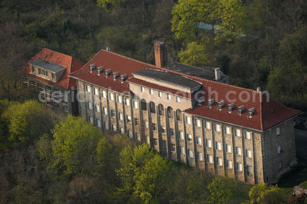 Aerial photograph Bad Frankenhausen - Blick auf die ehemalige Hettrich-Kinder-Kuranstalt. Das Gebäude wurde 1923 erbaut, Hettrich war der Träger der Klinik. Nacheinan der wurde die Einrichtung an den Deutschen Versicherungsbund verkauft und dann an die DAK. Diese verkaufte ebenfalls, es ist allerdings unbekannt an wen, heute steht das Gebäude leer. PLZ 06567