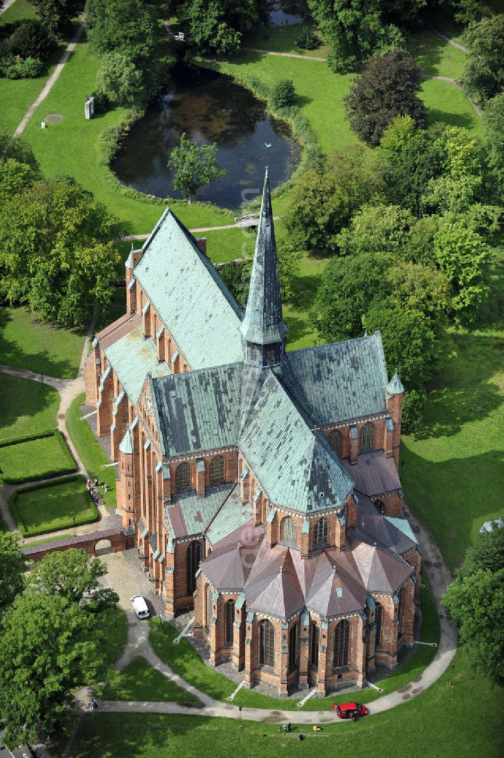 Bad Doberan from the bird's eye view: Blick auf die Klosterkirche in Bad Doberan, sie zählt zu den schönsten Backsteinkirchen in Norddeutschland. View of the monastery church in Bad Doberan, it is one of the most beautiful brick churches in northern Germany.