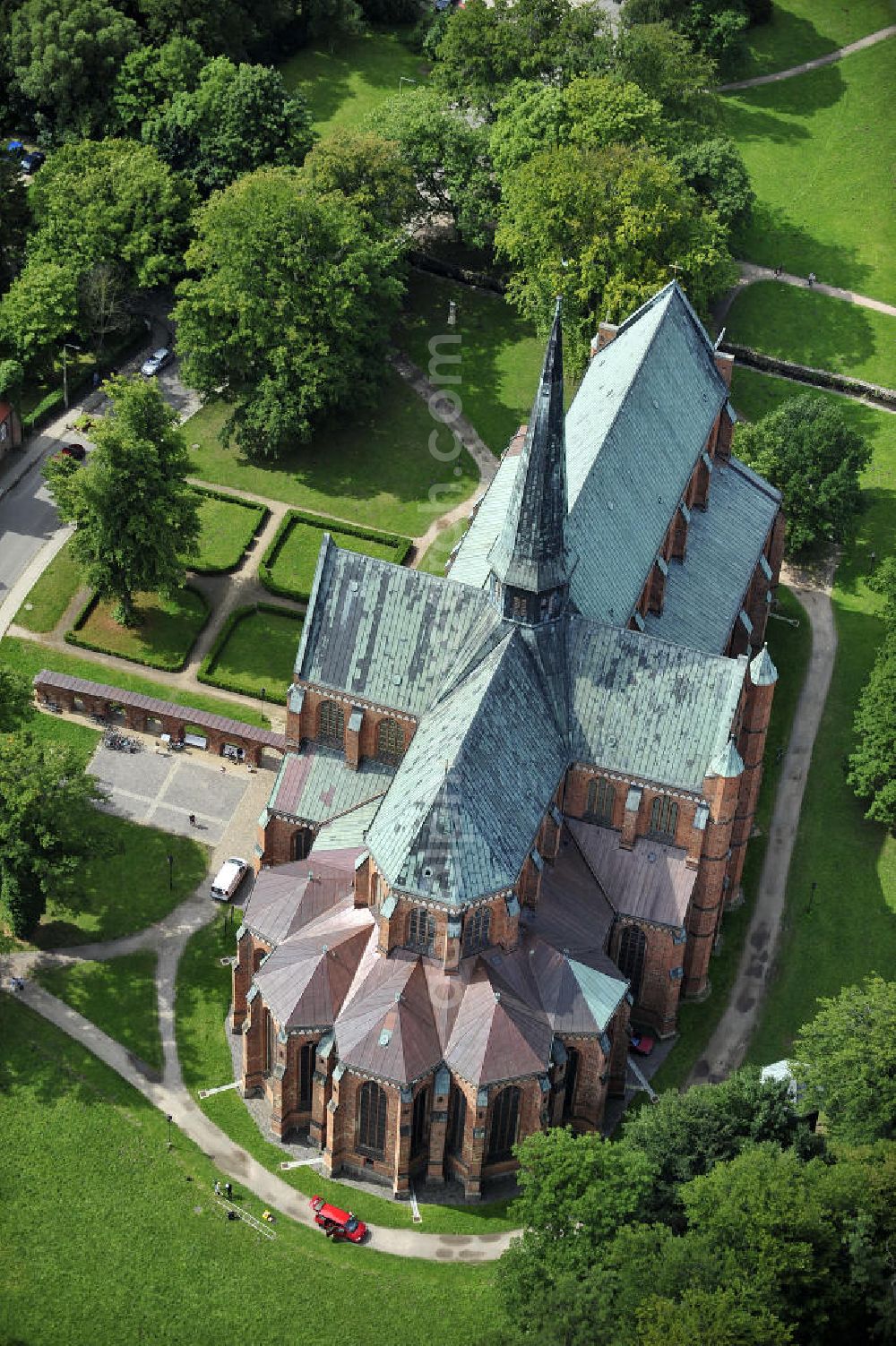 Aerial image Bad Doberan - Blick auf die Klosterkirche in Bad Doberan, sie zählt zu den schönsten Backsteinkirchen in Norddeutschland. View of the monastery church in Bad Doberan, it is one of the most beautiful brick churches in northern Germany.