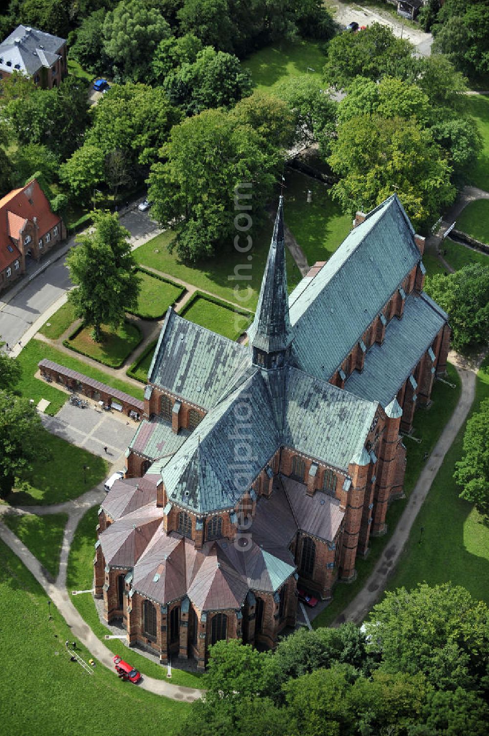 Aerial photograph Bad Doberan - Blick auf die Klosterkirche in Bad Doberan, sie zählt zu den schönsten Backsteinkirchen in Norddeutschland. View of the monastery church in Bad Doberan, it is one of the most beautiful brick churches in northern Germany.