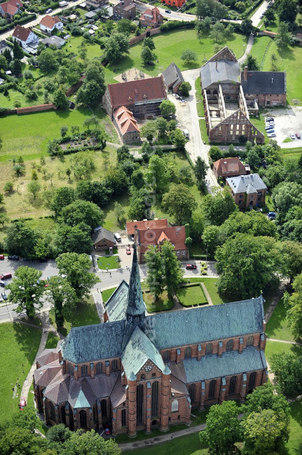 Bad Doberan from the bird's eye view: Blick auf die Klosterkirche in Bad Doberan, sie zählt zu den schönsten Backsteinkirchen in Norddeutschland. View of the monastery church in Bad Doberan, it is one of the most beautiful brick churches in northern Germany.