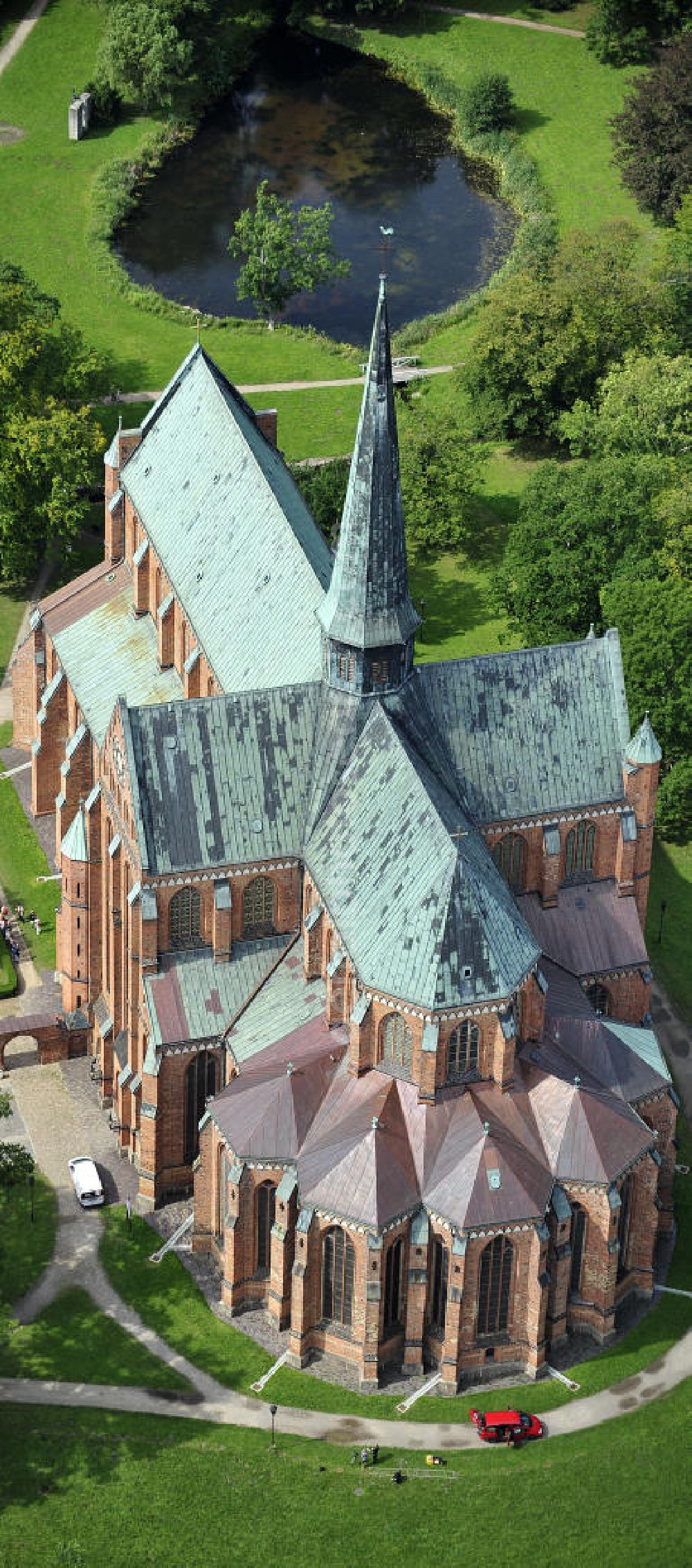 Aerial photograph Bad Doberan - Blick auf die Klosterkirche in Bad Doberan, sie zählt zu den schönsten Backsteinkirchen in Norddeutschland. View of the monastery church in Bad Doberan, it is one of the most beautiful brick churches in northern Germany.