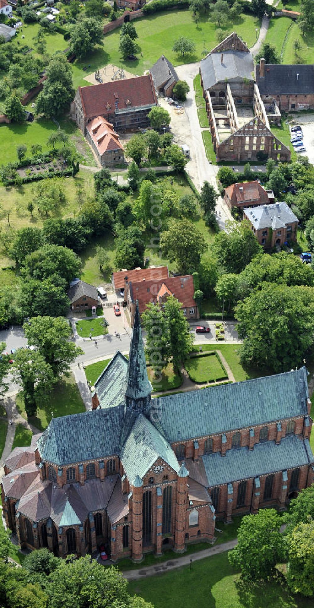 Aerial image Bad Doberan - Blick auf die Klosterkirche in Bad Doberan, sie zählt zu den schönsten Backsteinkirchen in Norddeutschland. View of the monastery church in Bad Doberan, it is one of the most beautiful brick churches in northern Germany.