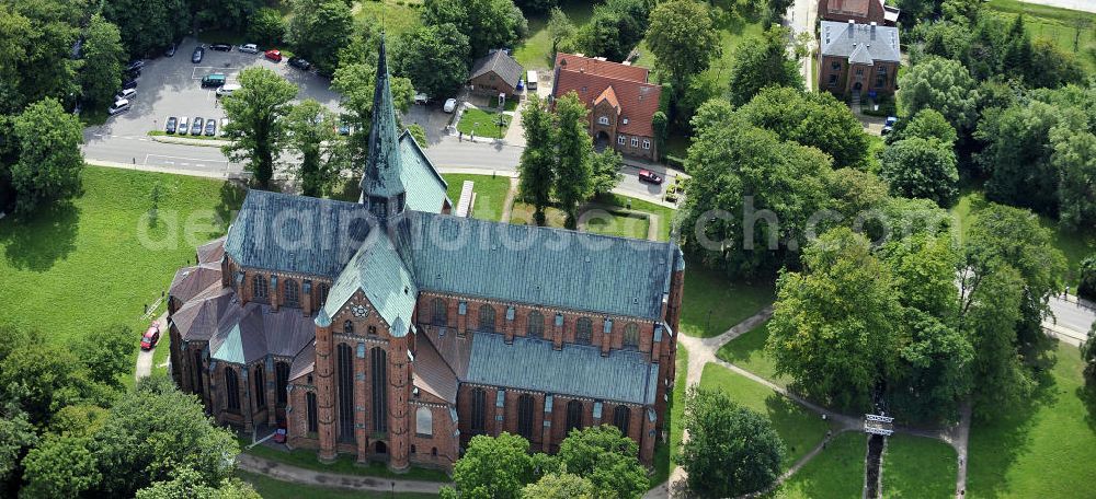 Aerial photograph Bad Doberan - Blick auf die Klosterkirche in Bad Doberan, sie zählt zu den schönsten Backsteinkirchen in Norddeutschland. View of the monastery church in Bad Doberan, it is one of the most beautiful brick churches in northern Germany.