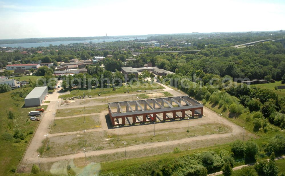 23.06.2009 from above - Blick auf eine ehemalige Lagerhalle im Stadtteil Holtenau an der Oskar-Kusch-Straße in Schleswig-Holstein SH. View onto a former depot in the district Holtenau.