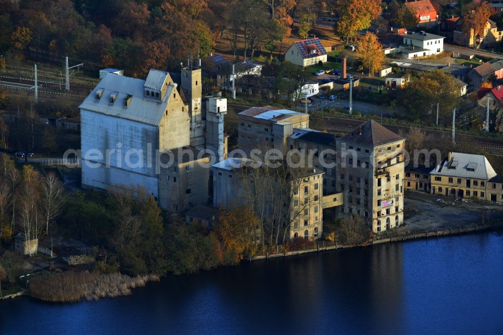 Fürstenberg/Havel from the bird's eye view: Industrial ruins of a mill or factory at Roeblinsee in Fürstenberg / Havel in Brandenburg