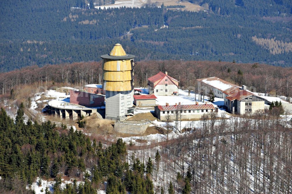 Aerial photograph Pec / Hochofen - Pec / Hochofen 8.03.2011 Die ehemalige Militäranlage auf dem Gipfel Cerchov / Schwarzkopf im Oberpfälzer Wald in der Nähe der Gemeinde Pec / Schwarzkopf in der Region Plzensky kraj / Pilsen in der Tschechischen Republik. Auf dem Gelände befindet sich der Militärturm und der Aussichtsturm Kurz-Turm. The former military area on the top of the mountain Cerchov / Black Head in the forest of Upper Palatinate near community / congregation Pec / furnace in Plzensky kraj / Pilsen in Czech Republic.