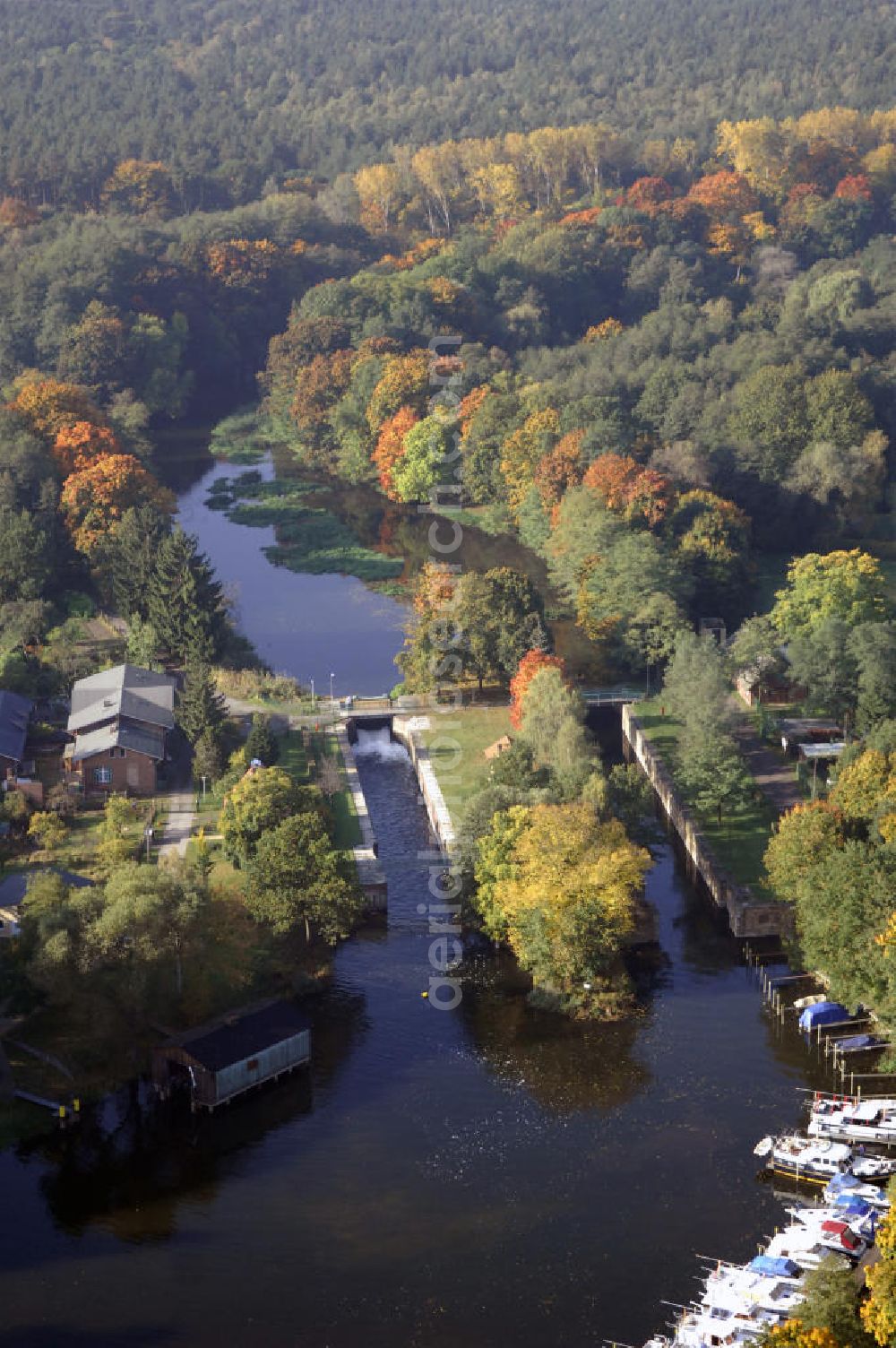 Plaue from above - Herbstlicher Blick auf die ehemalige Schleuse Plaue im Landkreis Havelland. Die alte Schleuse wurde im Zeitraum von 1966 bis 1971 erbaut und überführte Schiffe vom Wendsee durch den Woltersdorfer Altkanal in den Elbe - Havel - Kanal. Kontakt in der Region: Tourismusverband Havelland e.V., Märkischer Platz 3, 14712 Rathenow, Tel. +49(0)3385 5190 0, Fax +49(0)3385 5190 10, Email: info@havelland-tourismus.de