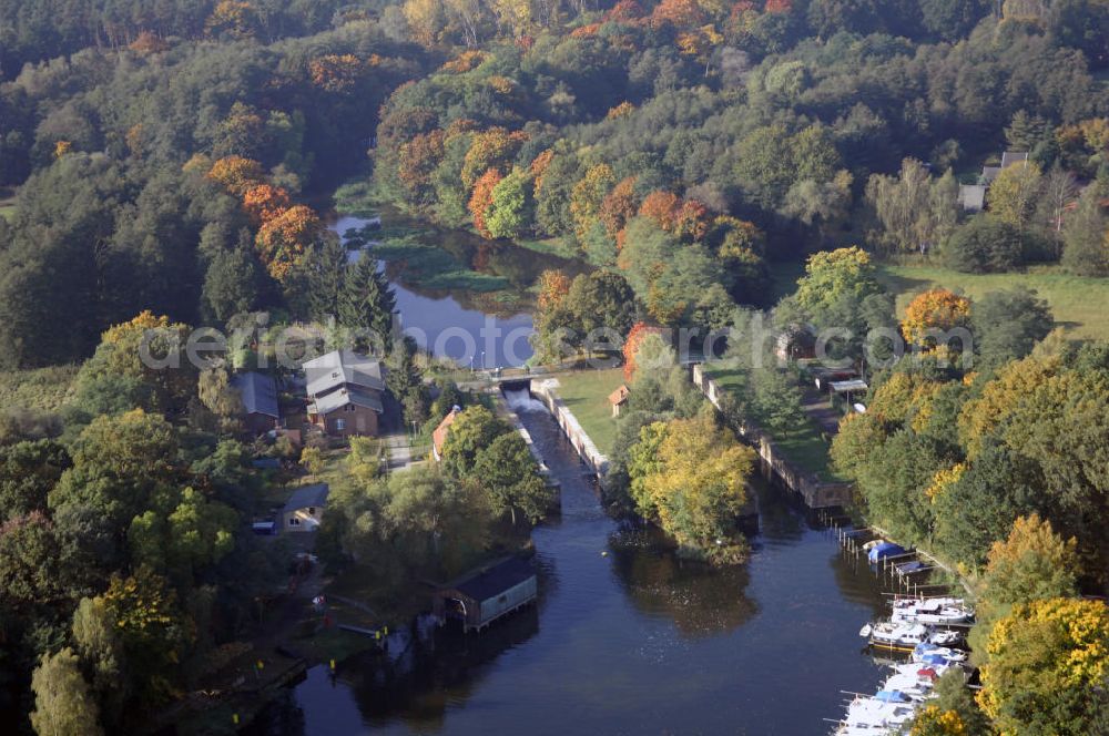 Plaue from the bird's eye view: Herbstlicher Blick auf die ehemalige Schleuse Plaue im Landkreis Havelland. Die alte Schleuse wurde im Zeitraum von 1966 bis 1971 erbaut und überführte Schiffe vom Wendsee durch den Woltersdorfer Altkanal in den Elbe - Havel - Kanal. Kontakt in der Region: Tourismusverband Havelland e.V., Märkischer Platz 3, 14712 Rathenow, Tel. +49(0)3385 5190 0, Fax +49(0)3385 5190 10, Email: info@havelland-tourismus.de