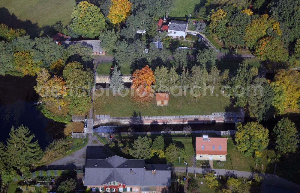 Plaue from above - Herbstlicher Blick auf die ehemalige Schleuse Plaue im Landkreis Havelland. Die alte Schleuse wurde im Zeitraum von 1966 bis 1971 erbaut und überführte Schiffe vom Wendsee durch den Woltersdorfer Altkanal in den Elbe - Havel - Kanal. Kontakt in der Region: Tourismusverband Havelland e.V., Märkischer Platz 3, 14712 Rathenow, Tel. +49(0)3385 5190 0, Fax +49(0)3385 5190 10, Email: info@havelland-tourismus.de