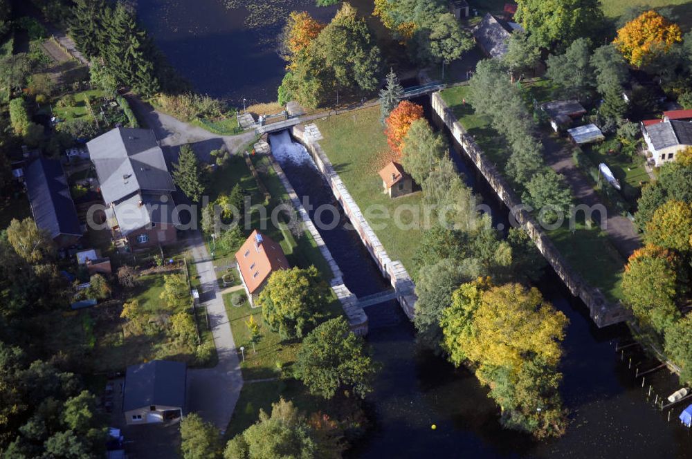 Aerial image Plaue - Herbstlicher Blick auf die ehemalige Schleuse Plaue im Landkreis Havelland. Die alte Schleuse wurde im Zeitraum von 1966 bis 1971 erbaut und überführte Schiffe vom Wendsee durch den Woltersdorfer Altkanal in den Elbe - Havel - Kanal. Kontakt in der Region: Tourismusverband Havelland e.V., Märkischer Platz 3, 14712 Rathenow, Tel. +49(0)3385 5190 0, Fax +49(0)3385 5190 10, Email: info@havelland-tourismus.de