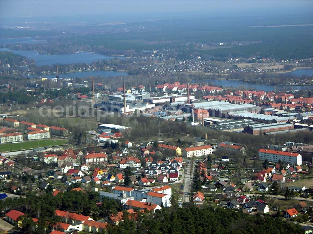 Wildau from the bird's eye view: 30.03.05 Wildau Das ehemalige Schwermaschinenbau-Gelände entwickelte sich zu einem von 4 prosperierenden Gewerbegebieten. Hier ist auch die stark expandierende Technische Fachhochschule (TFH) angesiedelt, an welcher derzeit 3.200 Studenten immatrikuliert sind. Außerdem befinden sich auf dem Gelände ein Technologie- und Gründerzentrum und ein Zentrum für Luft- und Raumfahrt. Beide kooperieren sehr stark mit der TFH und den ansässigen Schwermaschinenbaubetrieben.