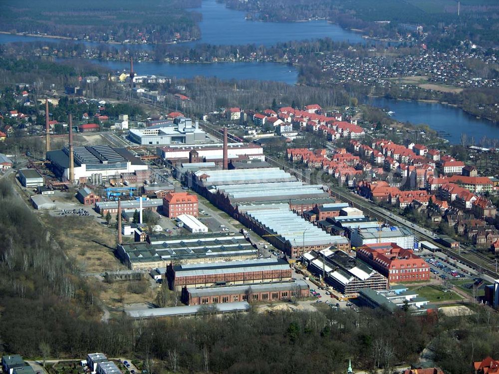 Aerial image Wildau - 30.03.05 Wildau Das ehemalige Schwermaschinenbau-Gelände entwickelte sich zu einem von 4 prosperierenden Gewerbegebieten. Hier ist auch die stark expandierende Technische Fachhochschule (TFH) angesiedelt, an welcher derzeit 3.200 Studenten immatrikuliert sind. Außerdem befinden sich auf dem Gelände ein Technologie- und Gründerzentrum und ein Zentrum für Luft- und Raumfahrt. Beide kooperieren sehr stark mit der TFH und den ansässigen Schwermaschinenbaubetrieben.