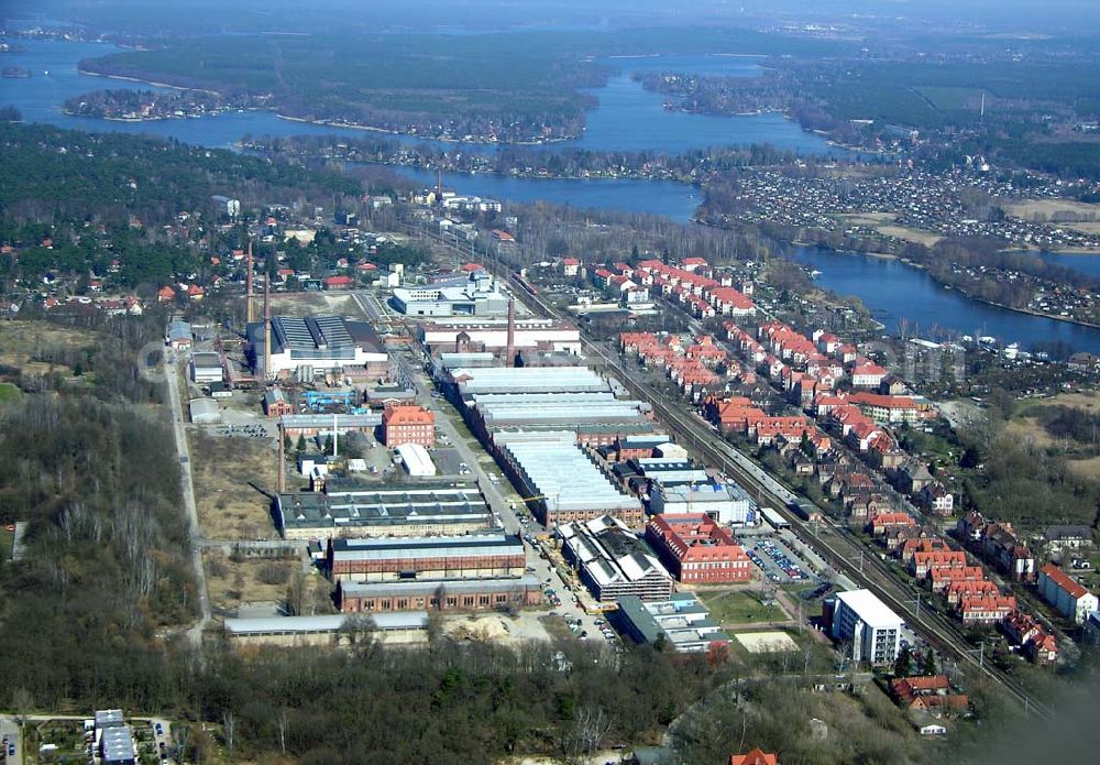 Aerial photograph Wildau - 30.03.05 Wildau Das ehemalige Schwermaschinenbau-Gelände entwickelte sich zu einem von 4 prosperierenden Gewerbegebieten. Hier ist auch die stark expandierende Technische Fachhochschule (TFH) angesiedelt, an welcher derzeit 3.200 Studenten immatrikuliert sind. Außerdem befinden sich auf dem Gelände ein Technologie- und Gründerzentrum und ein Zentrum für Luft- und Raumfahrt. Beide kooperieren sehr stark mit der TFH und den ansässigen Schwermaschinenbaubetrieben.