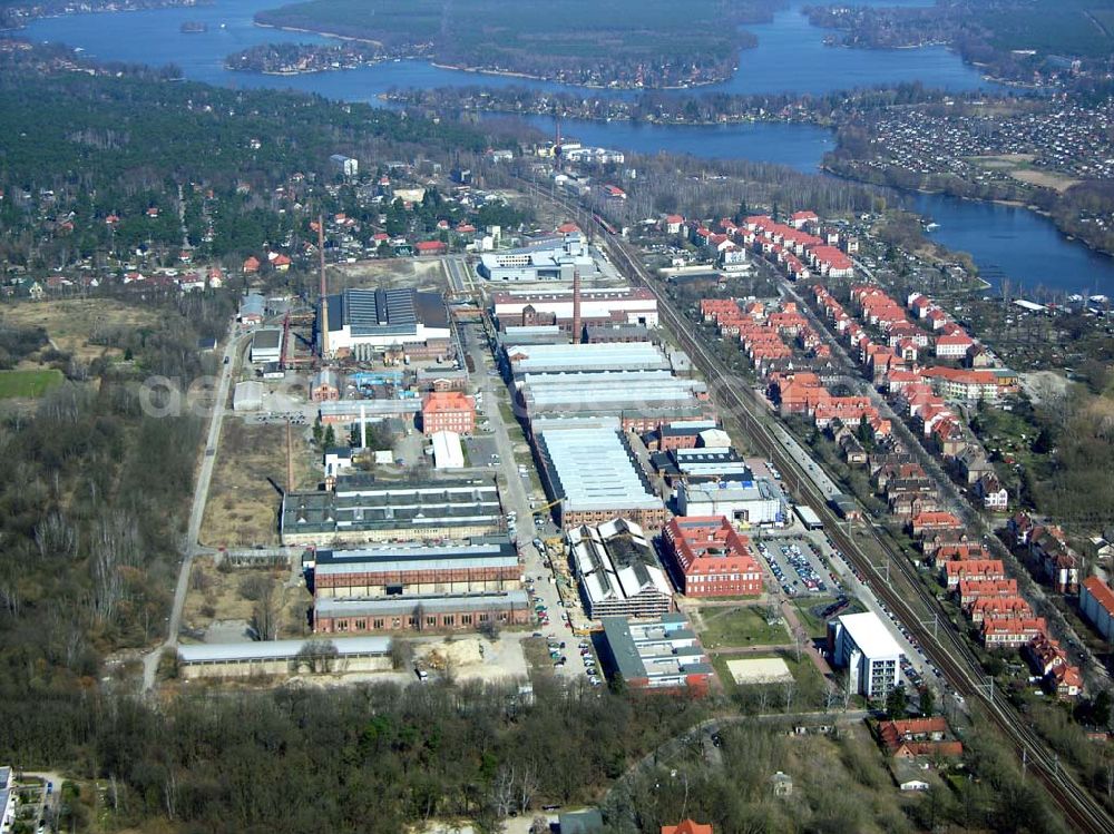 Wildau from above - 30.03.05 Wildau Das ehemalige Schwermaschinenbau-Gelände entwickelte sich zu einem von 4 prosperierenden Gewerbegebieten. Hier ist auch die stark expandierende Technische Fachhochschule (TFH) angesiedelt, an welcher derzeit 3.200 Studenten immatrikuliert sind. Außerdem befinden sich auf dem Gelände ein Technologie- und Gründerzentrum und ein Zentrum für Luft- und Raumfahrt. Beide kooperieren sehr stark mit der TFH und den ansässigen Schwermaschinenbaubetrieben.