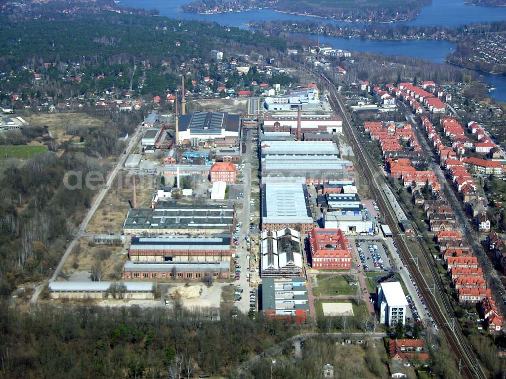 Wildau from the bird's eye view: 30.03.05 Wildau Das ehemalige Schwermaschinenbau-Gelände entwickelte sich zu einem von 4 prosperierenden Gewerbegebieten. Hier ist auch die stark expandierende Technische Fachhochschule (TFH) angesiedelt, an welcher derzeit 3.200 Studenten immatrikuliert sind. Außerdem befinden sich auf dem Gelände ein Technologie- und Gründerzentrum und ein Zentrum für Luft- und Raumfahrt. Beide kooperieren sehr stark mit der TFH und den ansässigen Schwermaschinenbaubetrieben.