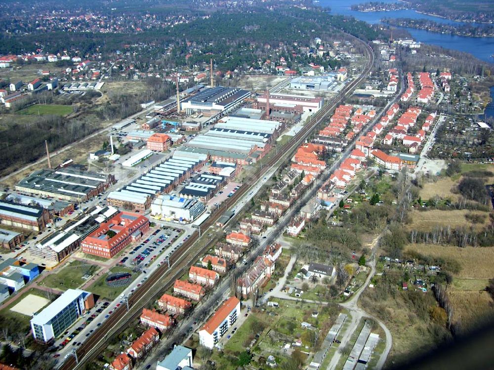 Aerial image Wildau - 30.03.05 Wildau Das ehemalige Schwermaschinenbau-Gelände entwickelte sich zu einem von 4 prosperierenden Gewerbegebieten. Hier ist auch die stark expandierende Technische Fachhochschule (TFH) angesiedelt, an welcher derzeit 3.200 Studenten immatrikuliert sind. Außerdem befinden sich auf dem Gelände ein Technologie- und Gründerzentrum und ein Zentrum für Luft- und Raumfahrt. Beide kooperieren sehr stark mit der TFH und den ansässigen Schwermaschinenbaubetrieben.