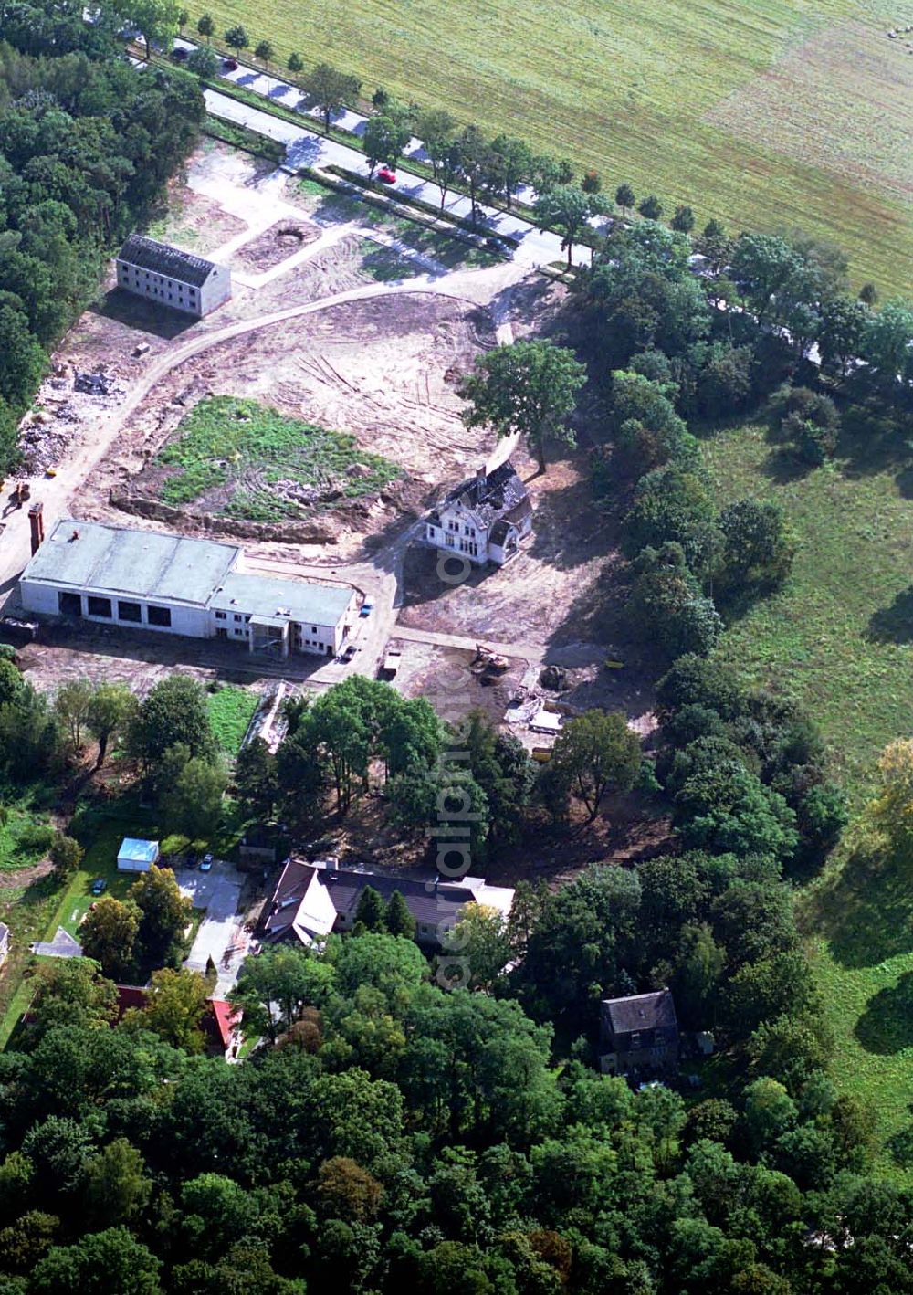 Aerial photograph Berlin-Hoppegarten - Abrissfläche an den Verwaltungsgebäuden des ehem. Zentralzirkus der DDR an der B1 in Dahlwitz-Hoppegarten. Die Stasi hatte hier einige Bungalows, welche wohl zu Erholungszwecken genutzt wurden. Dafür spricht eine einzigartige Sauna im Keller eines Bungalows. Das ganze Gelände war mal von einem schönen Nadelwäldchen bewachsen, was den Bunker im Zentrum unter der Wiese tarnte und auch sonst dem Ort einen gewissen Erholungscharakter verlieh.