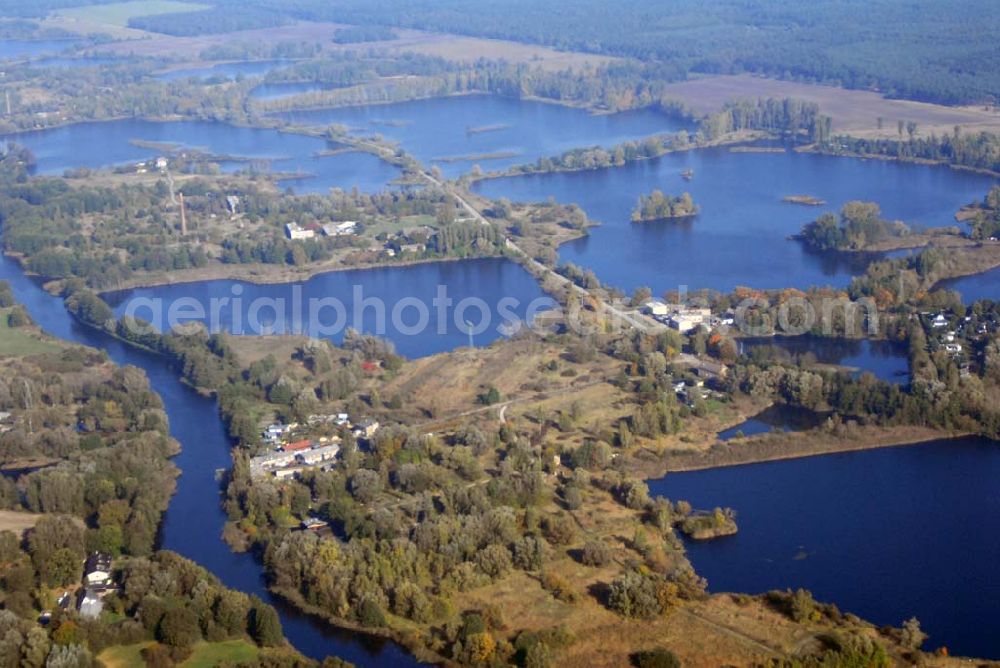 Mildenberg bei Zehdenick from the bird's eye view: Blick auf die alten Tonstiche am Hafen des Ziegeleiparks Mildenberg - heutige Industrie-Kultur-Stätte für Besucher. Gesellschaft für Museum und Touristik Mildenberg mbH - Ziegelei 10, 16792 Zehdenick - Tel.: (033 07) 310 410 - Fax: (033 07) 310 411 - info@ziegeleipark.de