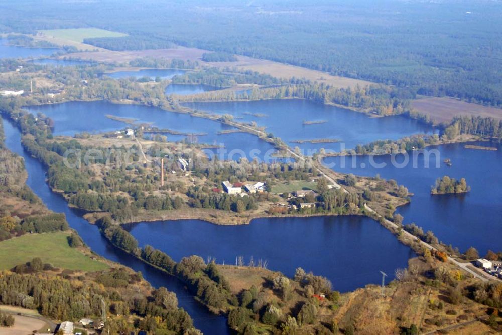 Aerial image Mildenberg bei Zehdenick - Blick auf die alten Tonstiche am Hafen des Ziegeleiparks Mildenberg - heutige Industrie-Kultur-Stätte für Besucher. Gesellschaft für Museum und Touristik Mildenberg mbH - Ziegelei 10, 16792 Zehdenick - Tel.: (033 07) 310 410 - Fax: (033 07) 310 411 - info@ziegeleipark.de