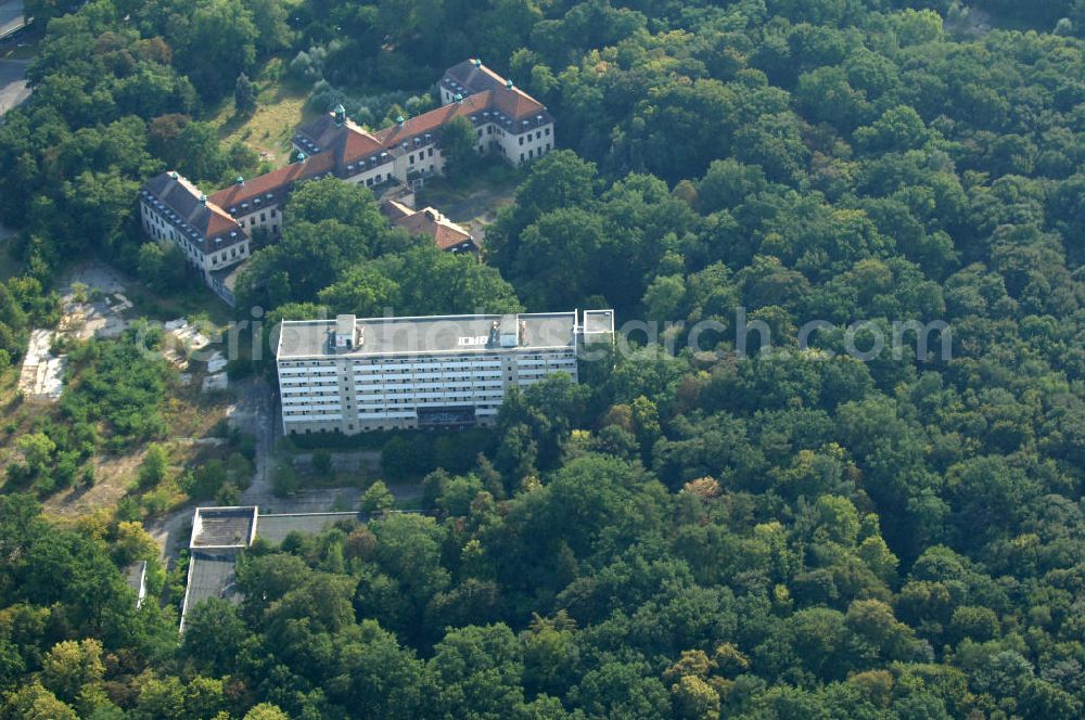 Aerial photograph Berlin - Blick auf die ehemalige Tuberkulose-Heilstätte / Waldhaus Örtlicher Bereich IV Ludwig Hoffmanns in Berlin-Buch. Das von 1900 bis 1905 erbaute denkamlgeschützte und heute leerstehende Gebäude soll für das Projekt Life Science Center als s.g. Forscherschloss, ein Ausstellungs- und Informationszentrum der Lebenswissenschaften, genutzt werden. Über die Förderung durch den Bezirksausschuss wird seit Langem entschieden. Davor die zwischen 1960 bis 1962 erbaute, heute leerstehende, Klinik für Rehabilitation auf dem Geländes des Waldhausses / Tuberkulose-Heilstätte in Berlin-Buch.