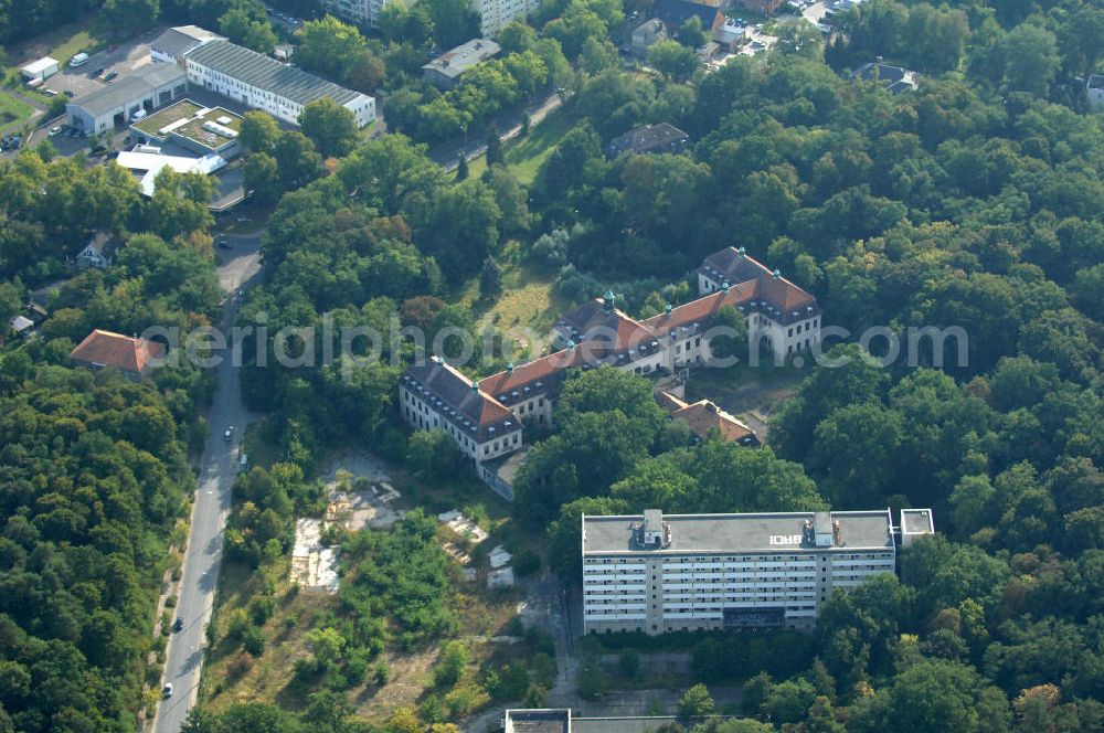 Berlin from above - Blick auf die ehemalige Tuberkulose-Heilstätte / Waldhaus Örtlicher Bereich IV Ludwig Hoffmanns in Berlin-Buch. Das von 1900 bis 1905 erbaute denkamlgeschützte und heute leerstehende Gebäude soll für das Projekt Life Science Center als s.g. Forscherschloss, ein Ausstellungs- und Informationszentrum der Lebenswissenschaften, genutzt werden. Über die Förderung durch den Bezirksausschuss wird seit Langem entschieden. Davor die zwischen 1960 bis 1962 erbaute, heute leerstehende, Klinik für Rehabilitation auf dem Geländes des Waldhausses / Tuberkulose-Heilstätte in Berlin-Buch.