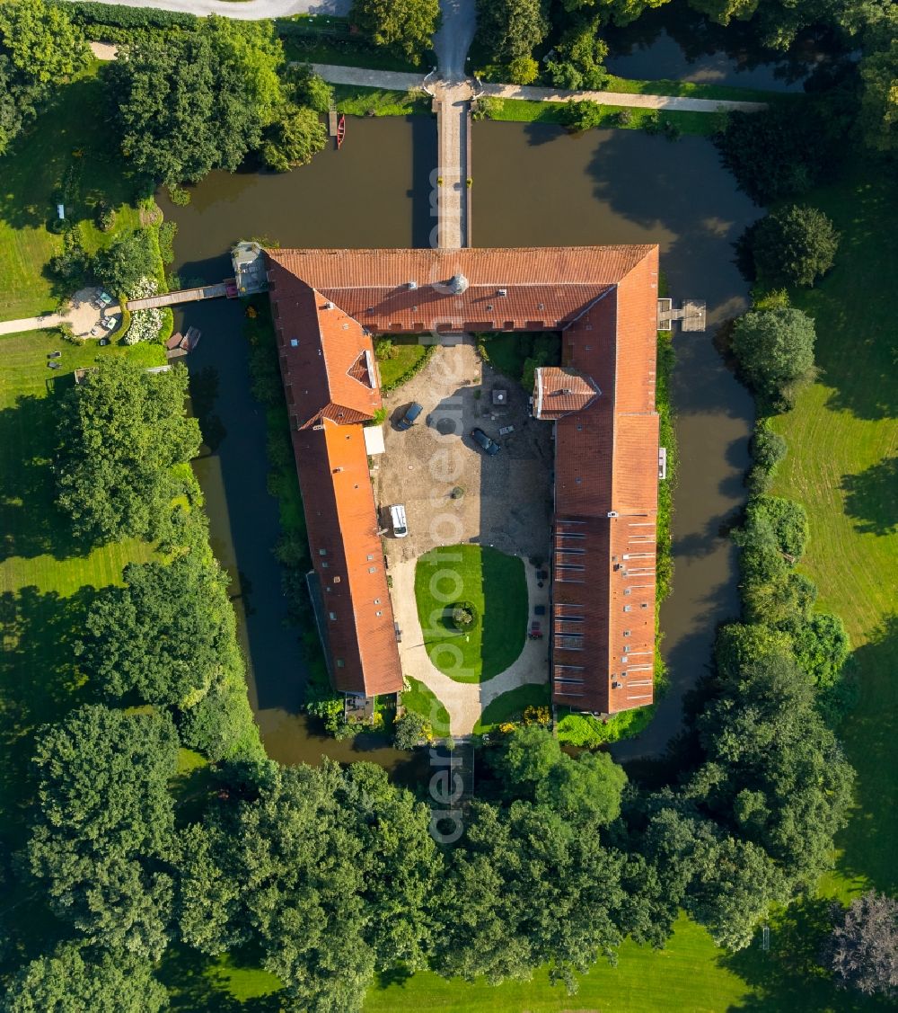 Aerial photograph Kirchlengern - Former water castle and estate Oberbehme in Kirchlengern in the state of North Rhine-Westphalia. The historic compound and building complex with the courtyard and yellow front is located in the valley of the river Werre on federal road B239
