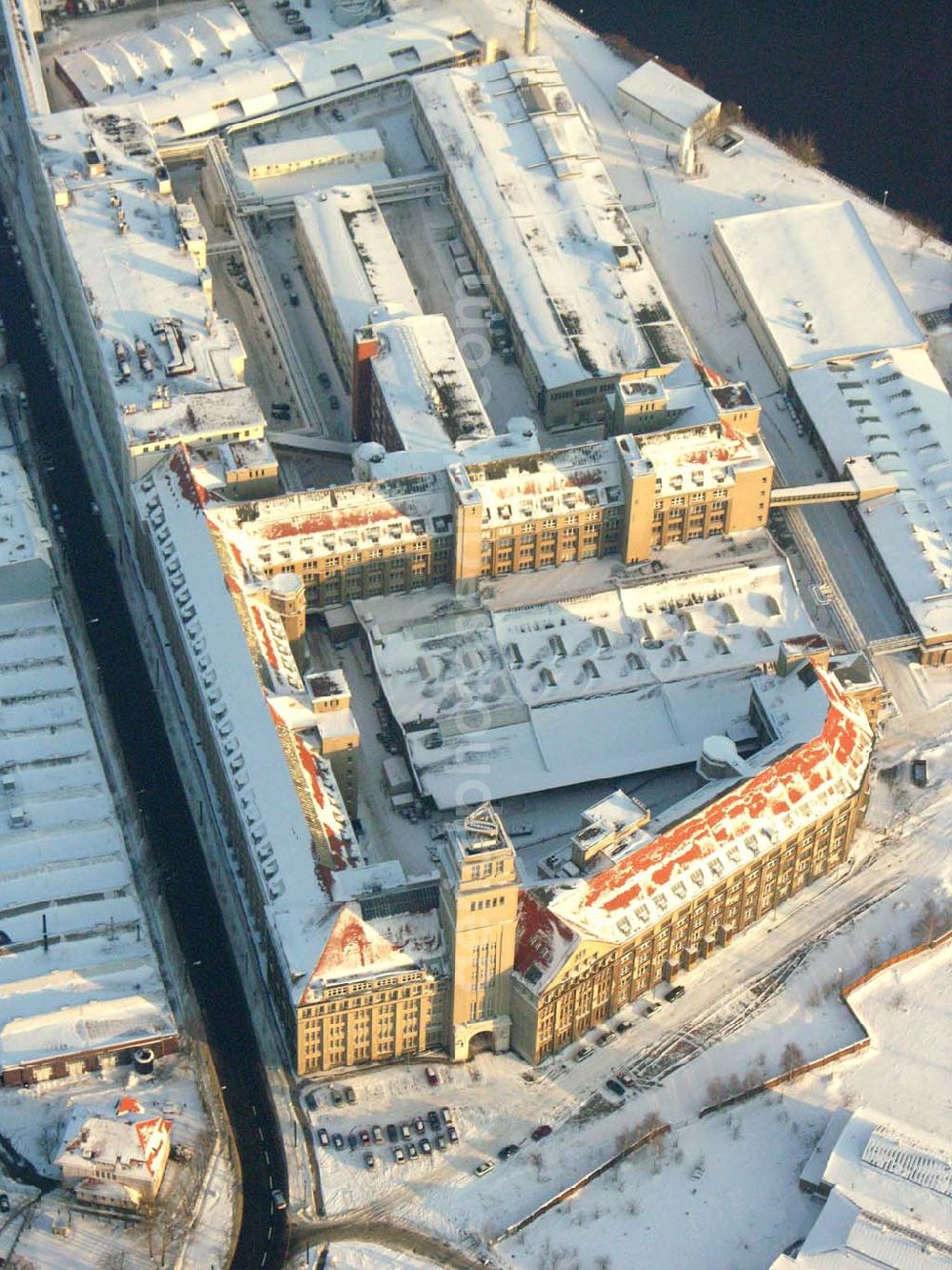 Aerial image Berlin - Oberschöneweide - ; Das winterliche Industriegebiet Oberschöneweide mit dem Gelände des ehemaligen Werkes für Fernsehelektronik / SAMSUNG. Tag der Schliessung war der 30.12.2005.