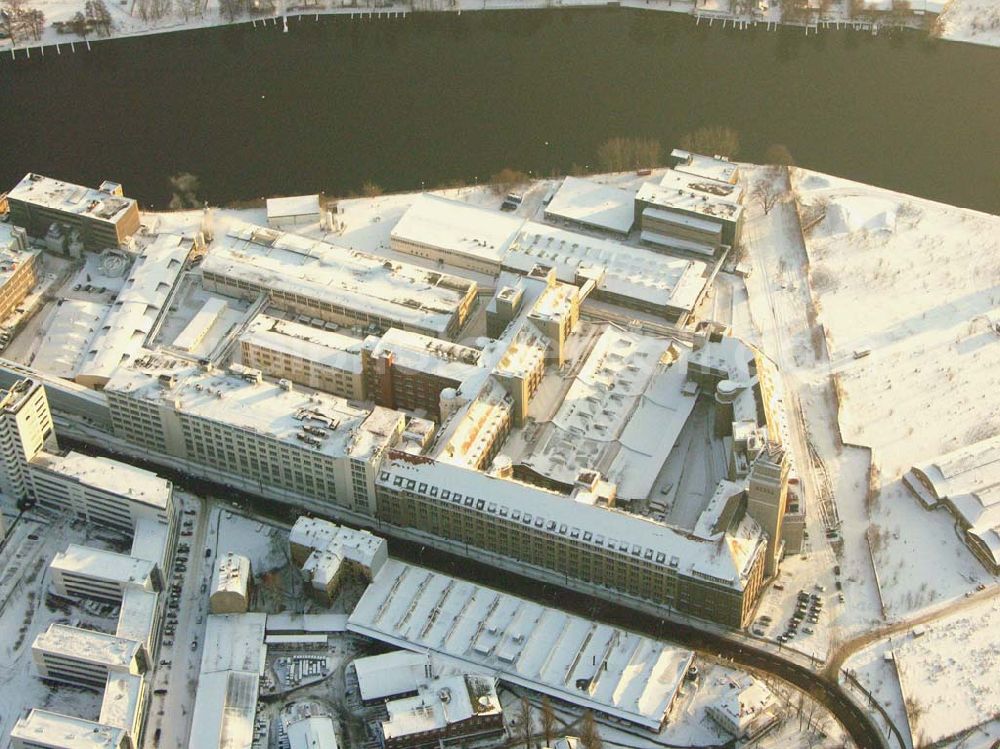 Berlin - Oberschöneweide from above - ; Das winterliche Industriegebiet Oberschöneweide mit dem Gelände des ehemaligen Werkes für Fernsehelektronik / SAMSUNG. Tag der Schliessung war der 30.12.2005.